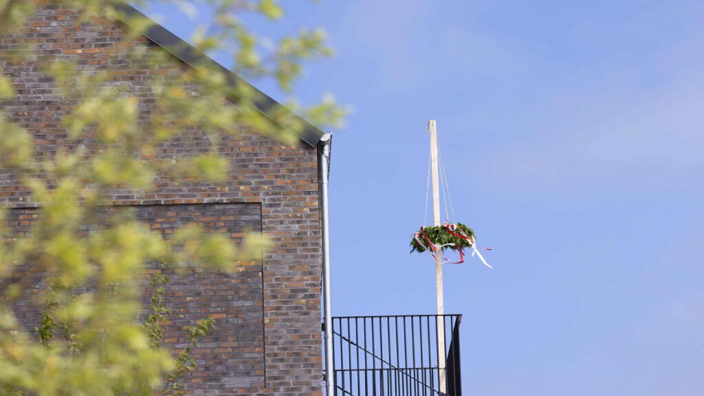 carolinelunden-rejsegilde-blomsterkrans